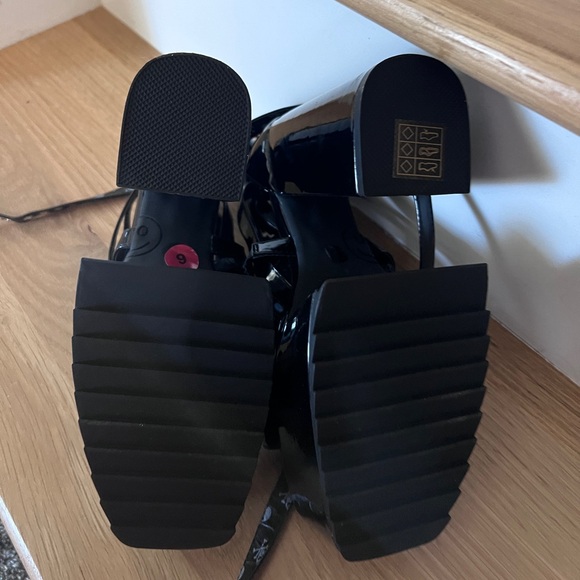 Lamoda black patent strappy chunky heel platform sandal. Size 6 - Picture 4 of 6
